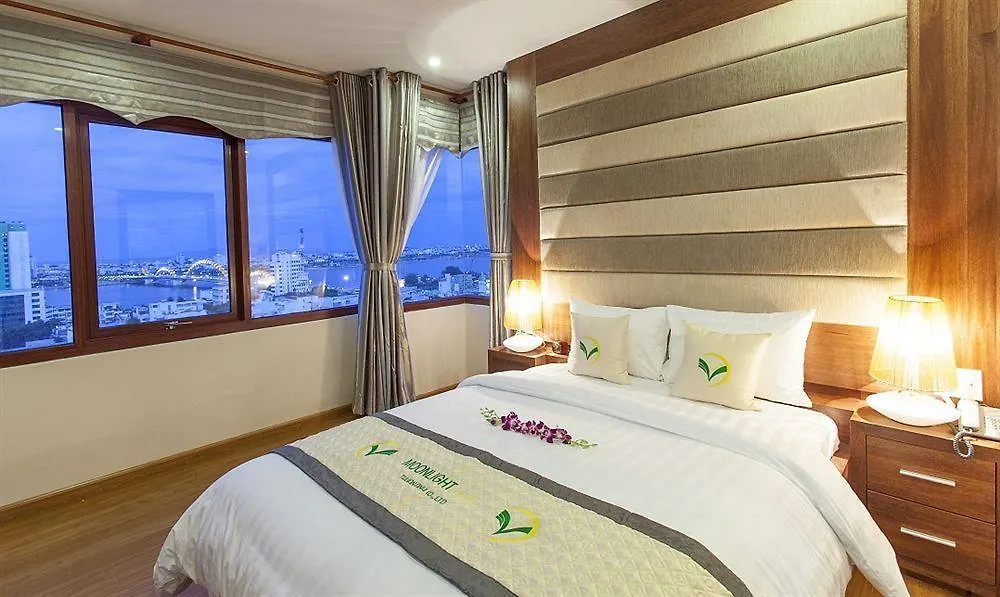 Moonlight Hotel Suites & Spa - Dragon Bridge View & Beautiful City View 4*, Da Nang