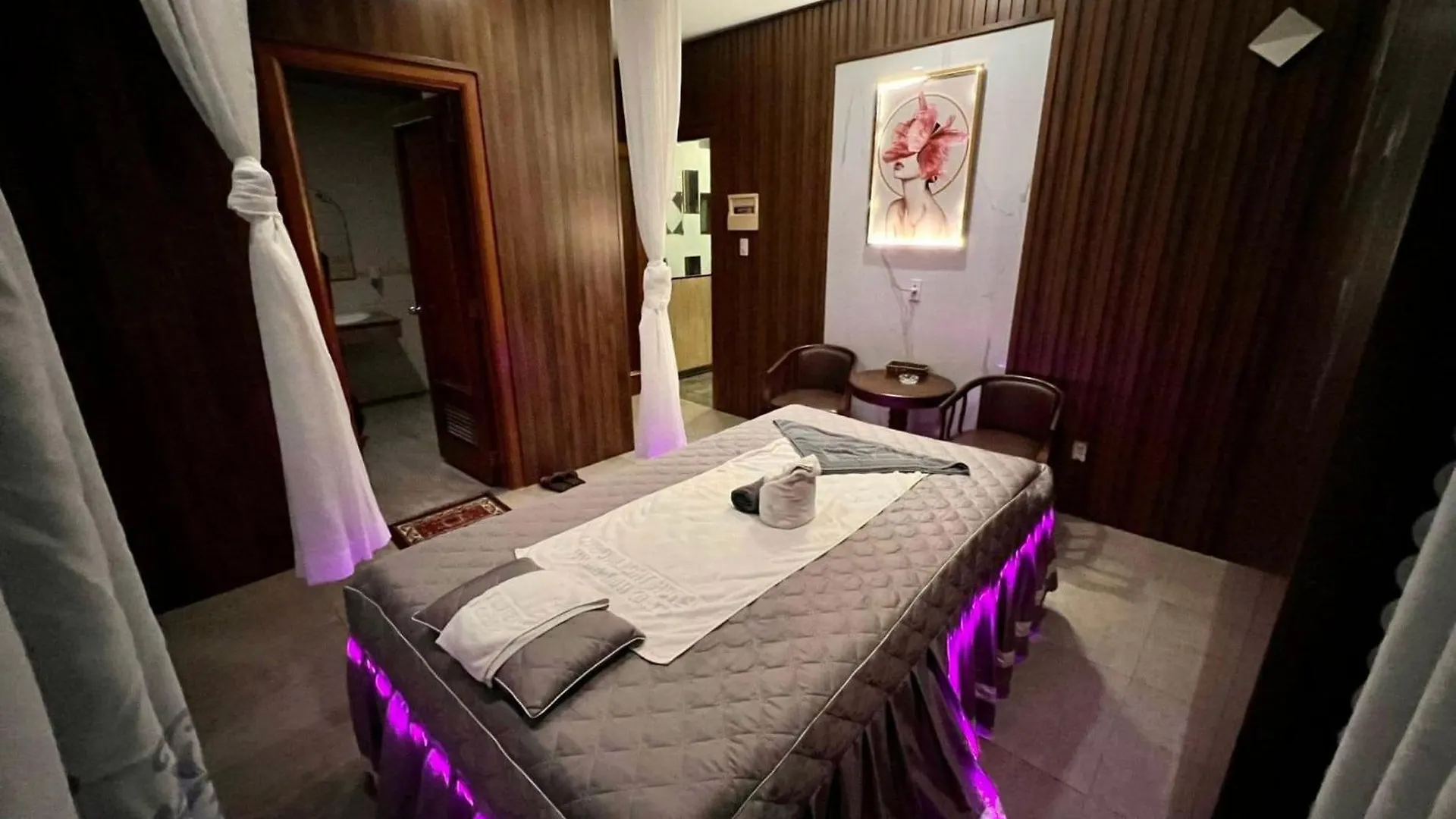 Moonlight Hotel Suites & Spa - Romantic River View & City View, High Floor, Near Dragon Bridge Đà Nẵng 4*,  Vietnam