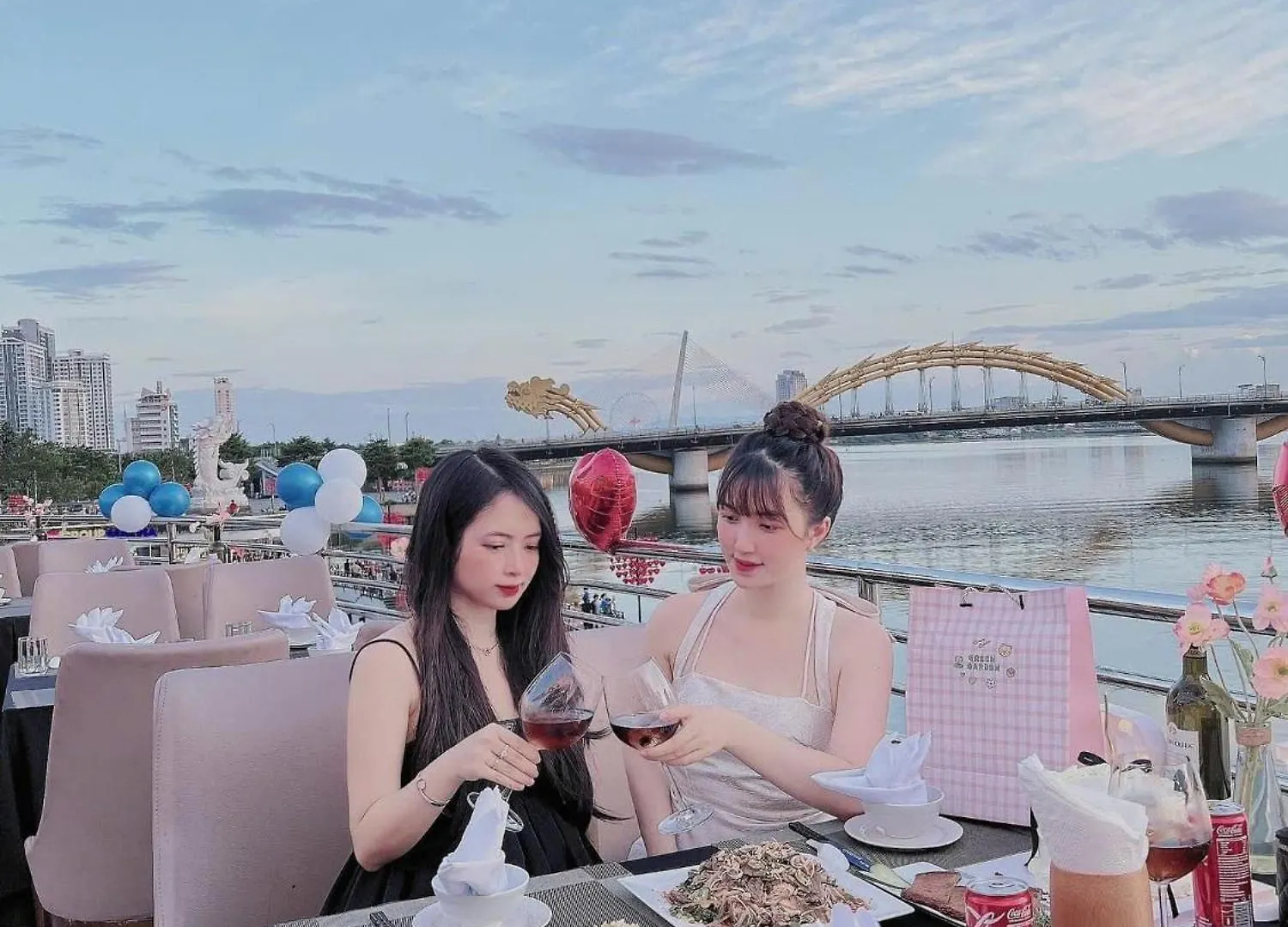 Moonlight Hotel Suites & Spa - Romantic River View & City View, High Floor, Near Dragon Bridge Đà Nẵng