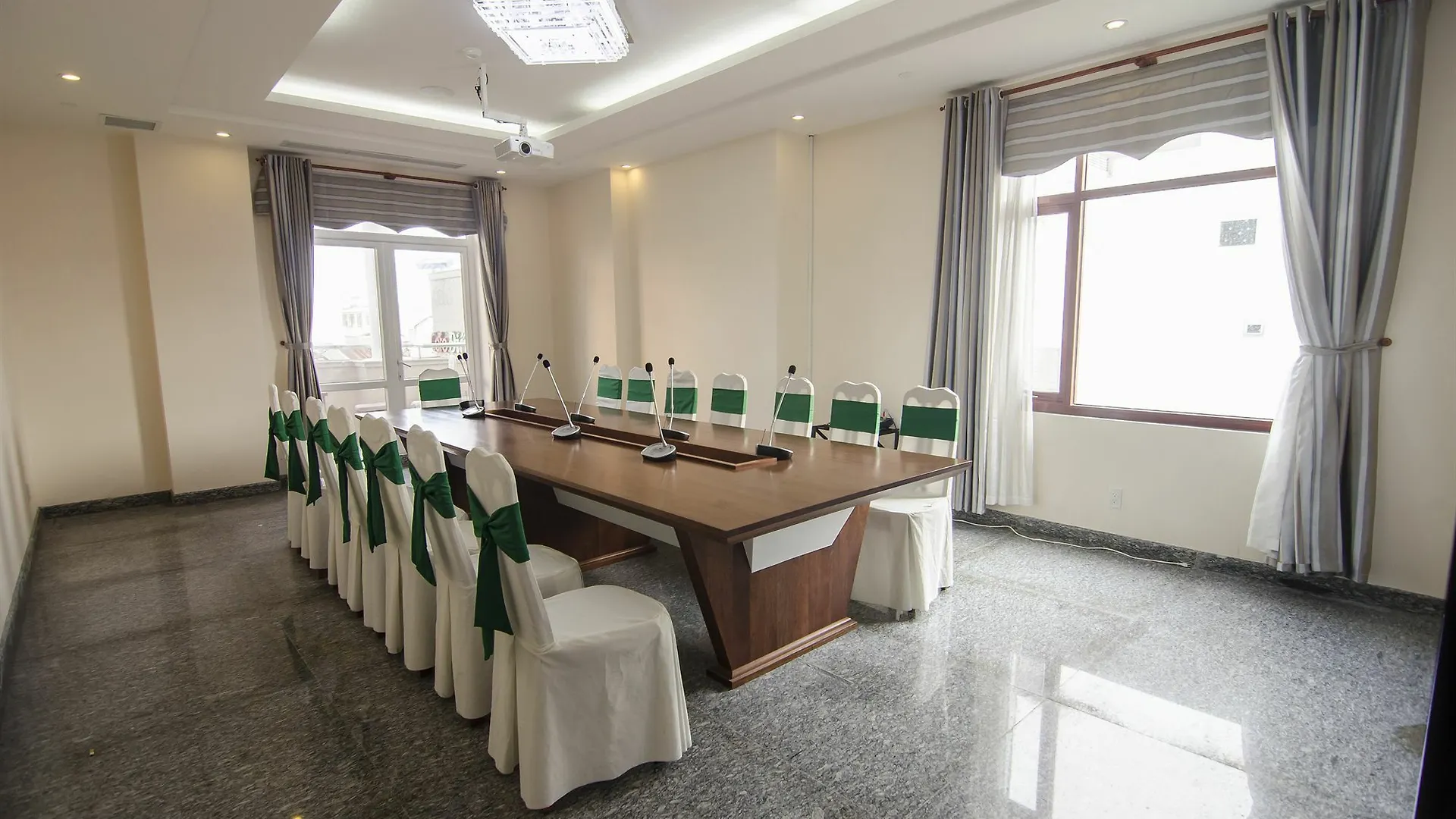Moonlight Hotel Suites & Spa - Dragon Bridge View & Beautiful City View