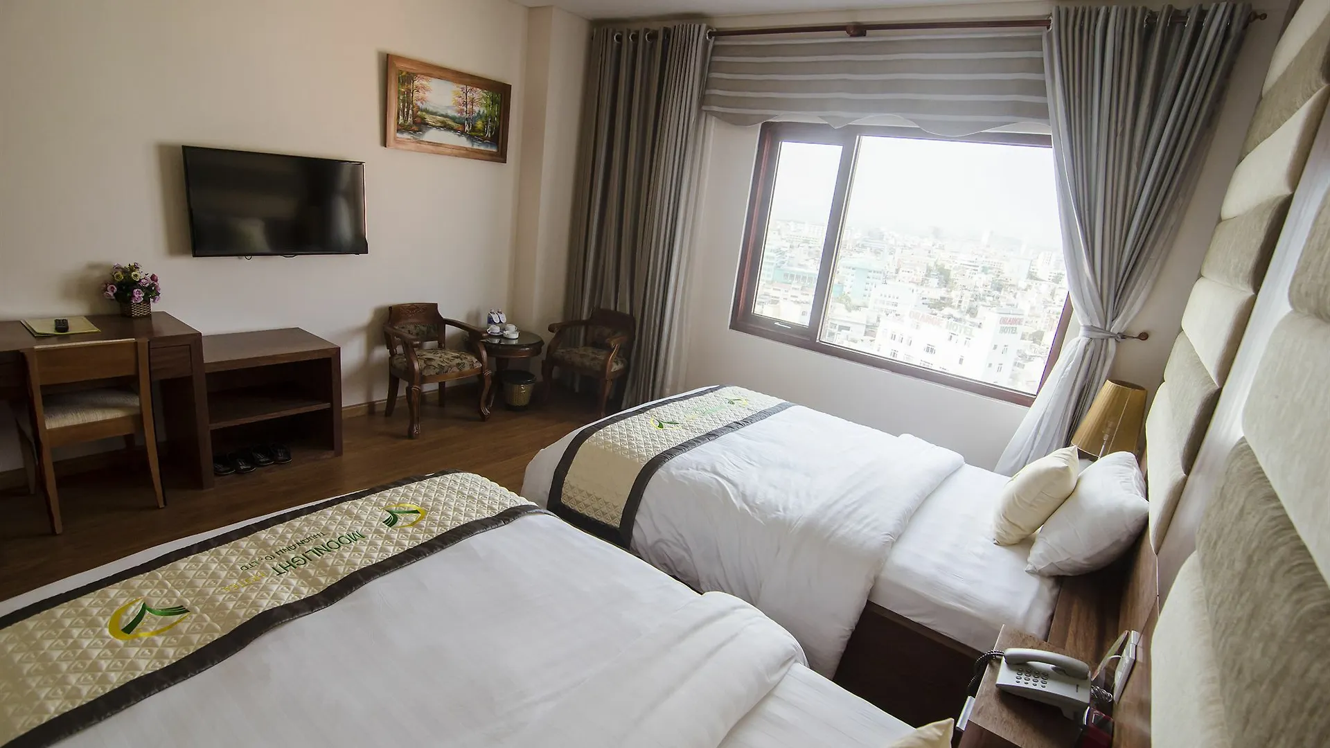 Moonlight Hotel Suites & Spa - Dragon Bridge View & Beautiful City View