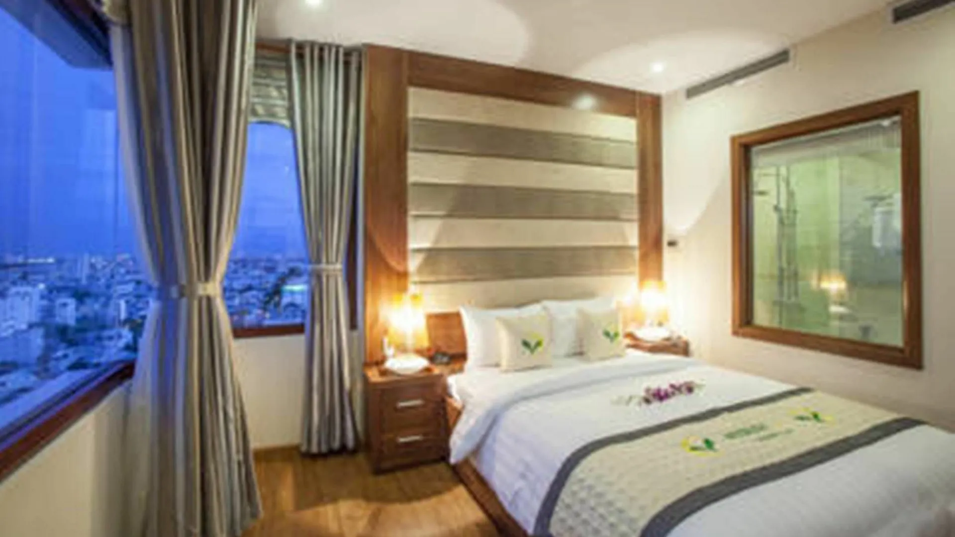 Moonlight Hotel Suites & Spa - Dragon Bridge View & Beautiful City View