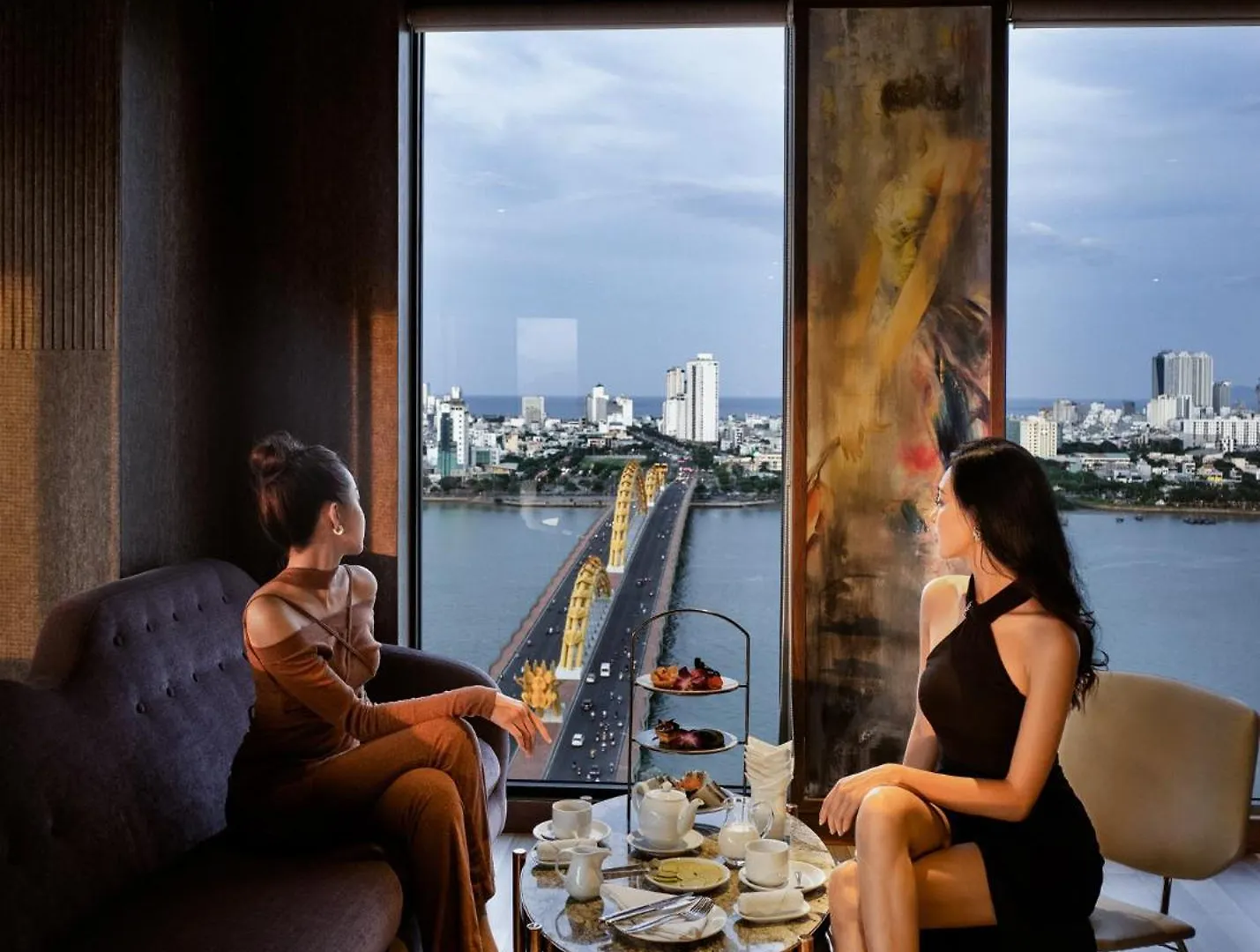 Moonlight Hotel Suites & Spa - Romantic River View & City View, High Floor, Near Dragon Bridge Da Nang
