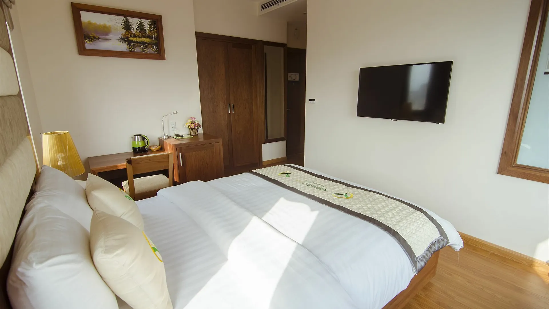 Moonlight Hotel Suites & Spa - Romantic River View & City View, High Floor, Near Dragon Bridge Da Nang