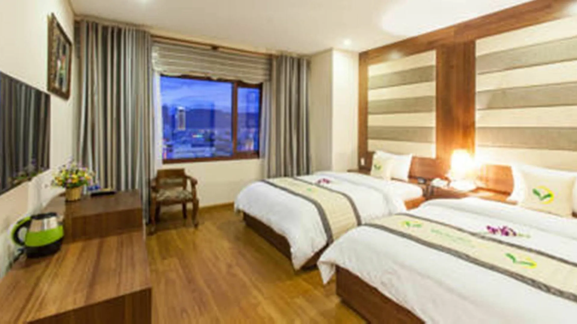 Moonlight Hotel Suites & Spa - Dragon Bridge View & Beautiful City View