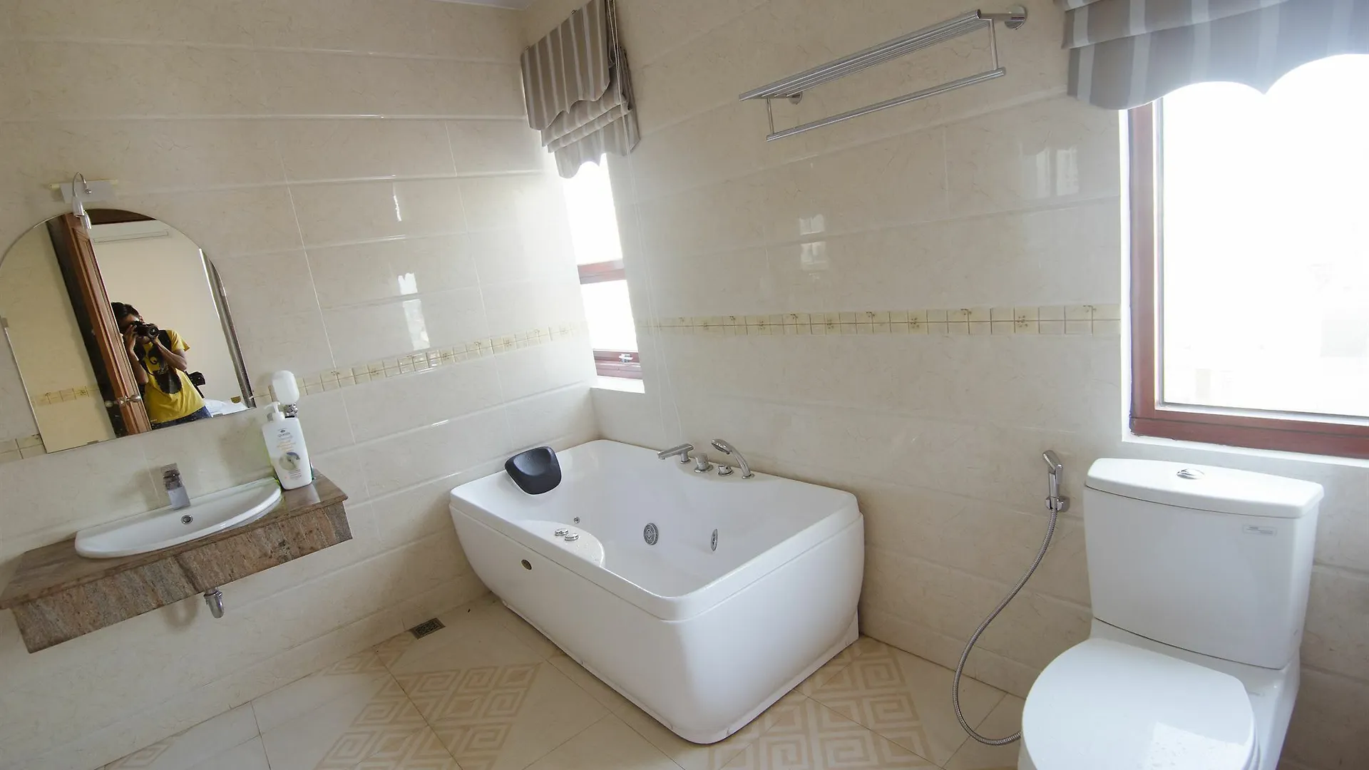 Moonlight Hotel Suites & Spa - Romantic River View & City View, High Floor, Near Dragon Bridge Da Nang